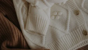 Lambswool vs Merino Wool Cable Knit Sweaters Which Keeps You Warmer